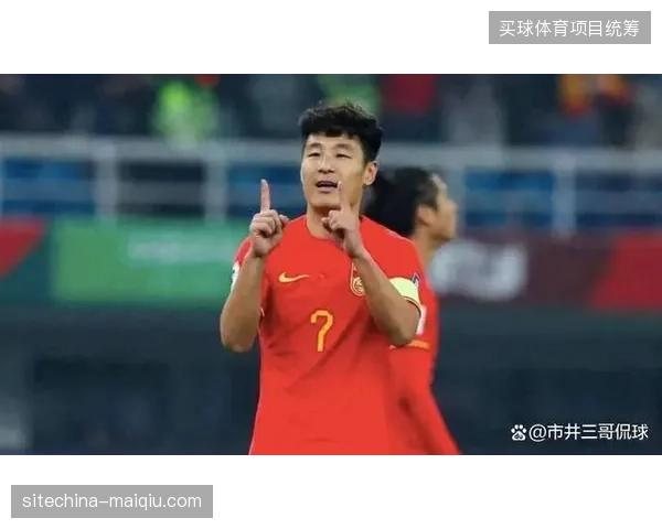 国足凭借定位球优势和场面控制小胜新加坡，武磊替补登场达成百场里程碑
